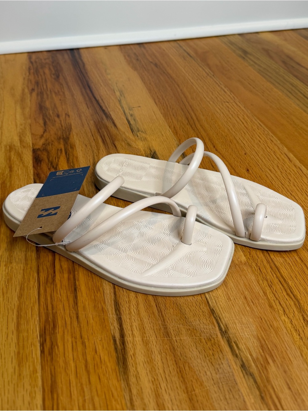 Billabong White/Cream Strappy Sandals | NWT | Women’s Size 6